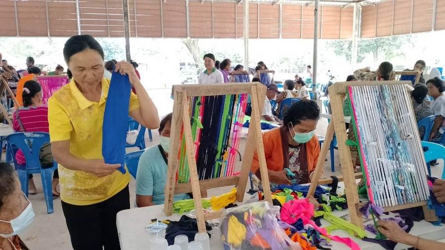 ฝึกอบรมตามโครงการส่งเสริมอาชีพให้แก่คนพิการและผู้ดูแลคนพิการหลักสูตรการทำพรมเช็ดเท้า